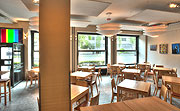 Im Innenraum (©Foto: Café Regenbogen)